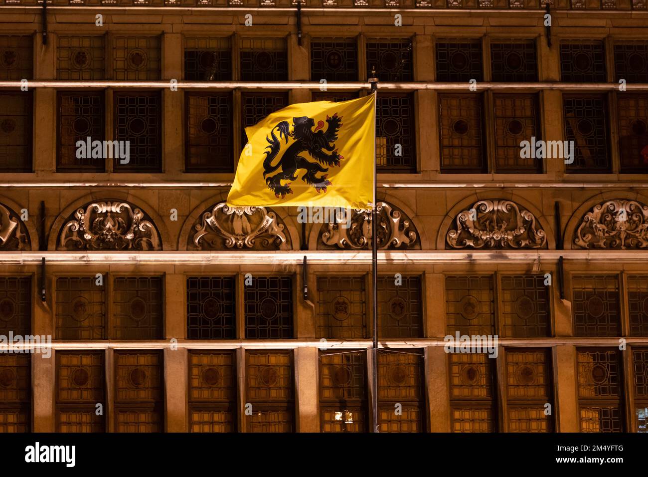 Le drapeau de la Flandre vole à l'hôtel de ville d'Ieper, Belgique. Banque D'Images
