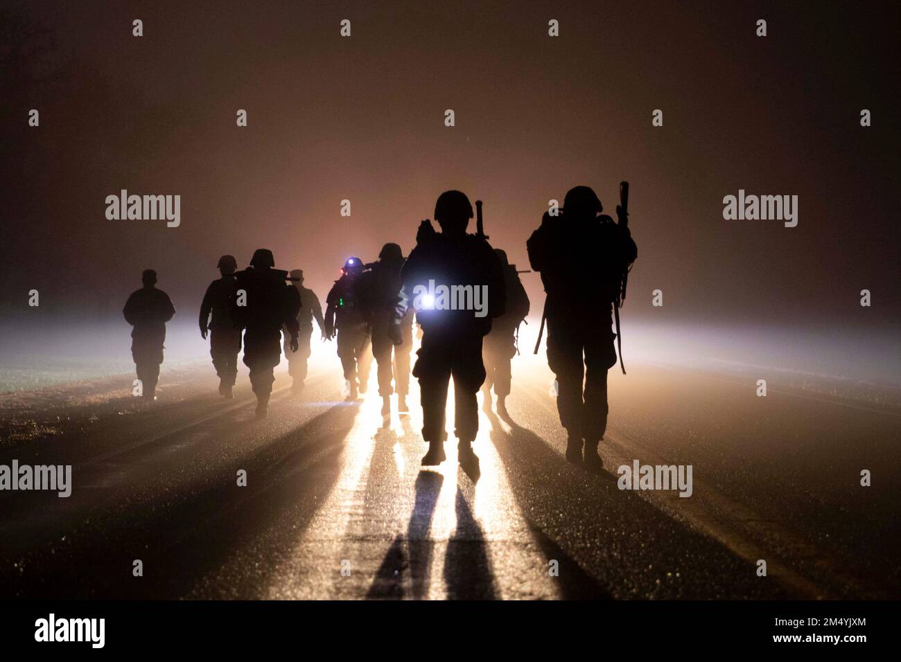 Fort KNOX, Kentucky, États-Unis. 10th décembre 2022. ÉTATS-UNIS Les soldats de l'armée participant à une compétition de meilleur guerrier pour le Commandement du maintien 310th entament une marche de 12 miles à fort KNOX, Kentucky, le 10 décembre 2022. Les concurrents avaient l'intention de terminer le trek en moins de trois heures après plusieurs jours de défis physiques et mentaux. (Image de crédit : © États-Unis Service de presse militaire/ZUMA) Banque D'Images