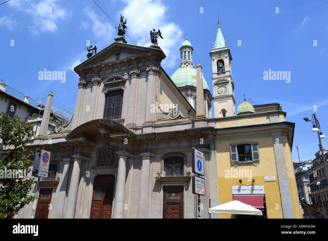 San Giorgio al Palazzo église de Milan. Vue rapprochée de la façade par temps ensoleillé. Architecture religieuse italienne. L'église a été fondée vers 750. Banque D'Images