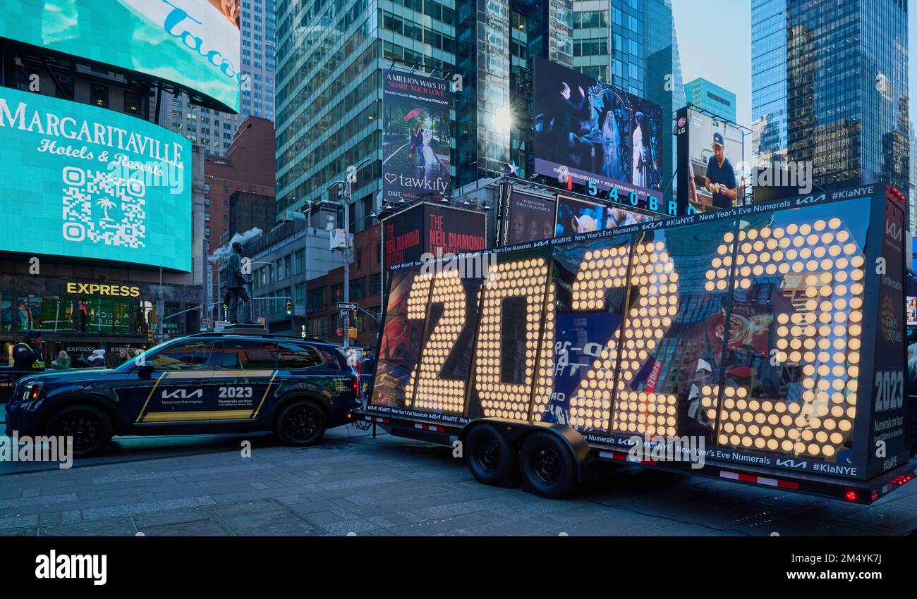 NEW YORK, NY, Etats-Unis - 20 DÉCEMBRE 2022 : les chiffres de la Saint-Sylvestre 2023 arrivent à Times Square. Banque D'Images