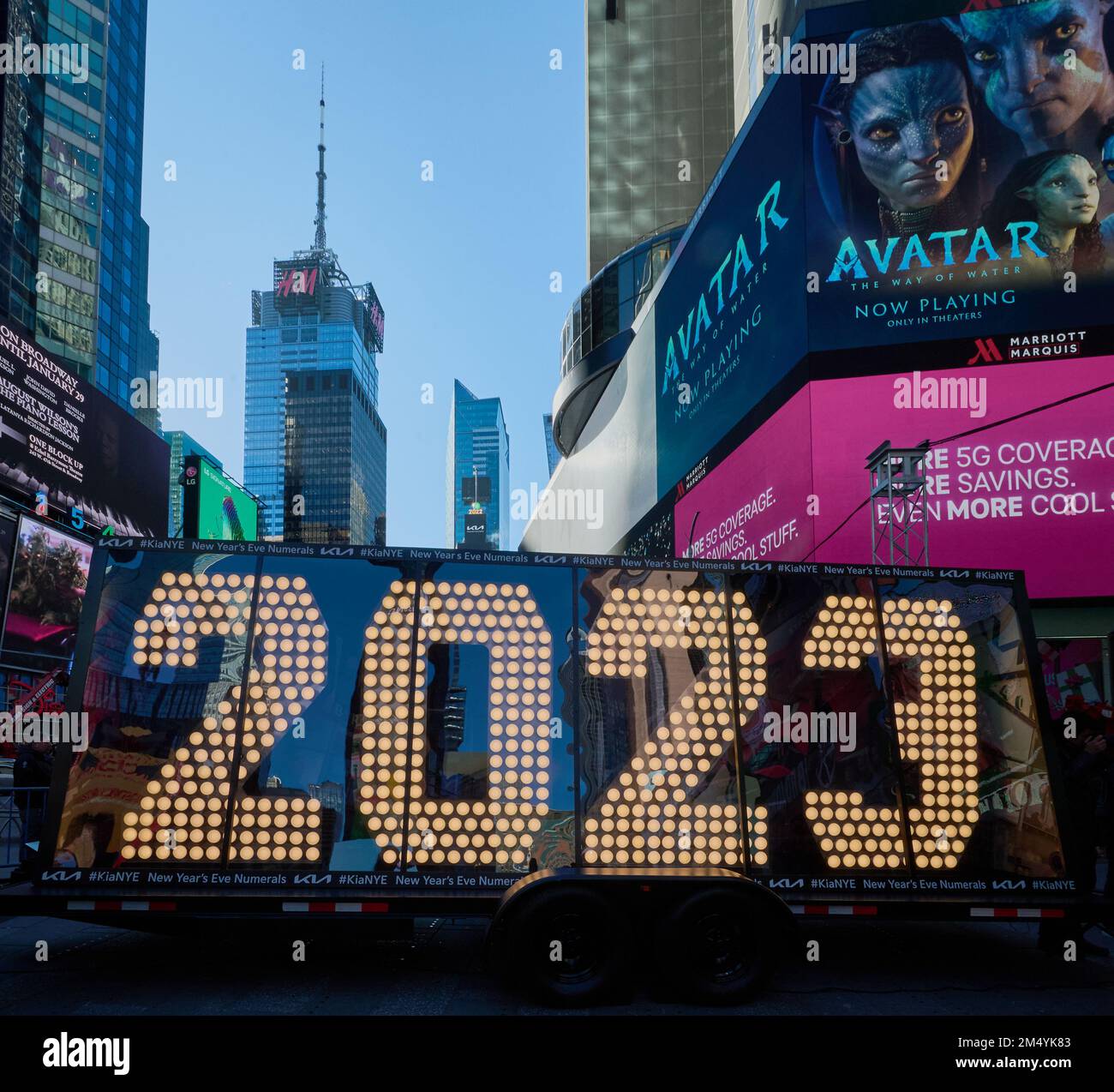 NEW YORK, NY, Etats-Unis - 20 DÉCEMBRE 2022 : les chiffres de la Saint-Sylvestre 2023 arrivent à Times Square. Banque D'Images
