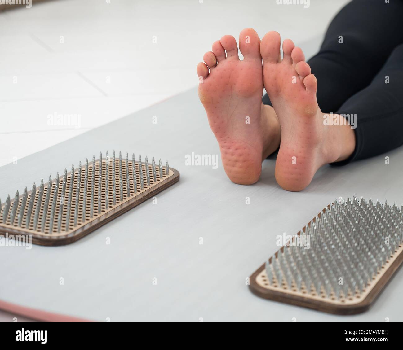 Gros plan sur les pieds d'une femme après être debout sur les ongles d'un sadhu. Banque D'Images Gros plan sur les pieds d'une femme après être debout sur les ongles d'un sadhu. Banque D'Images