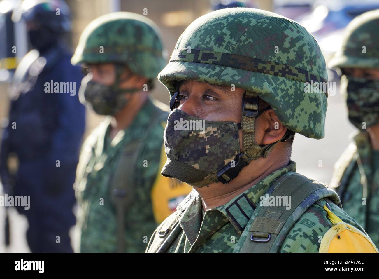 Les soldats mexicains, les forces militaires lors d'une cérémonie civique commémorant le jour du drapeau du Mexique Banque D'Images