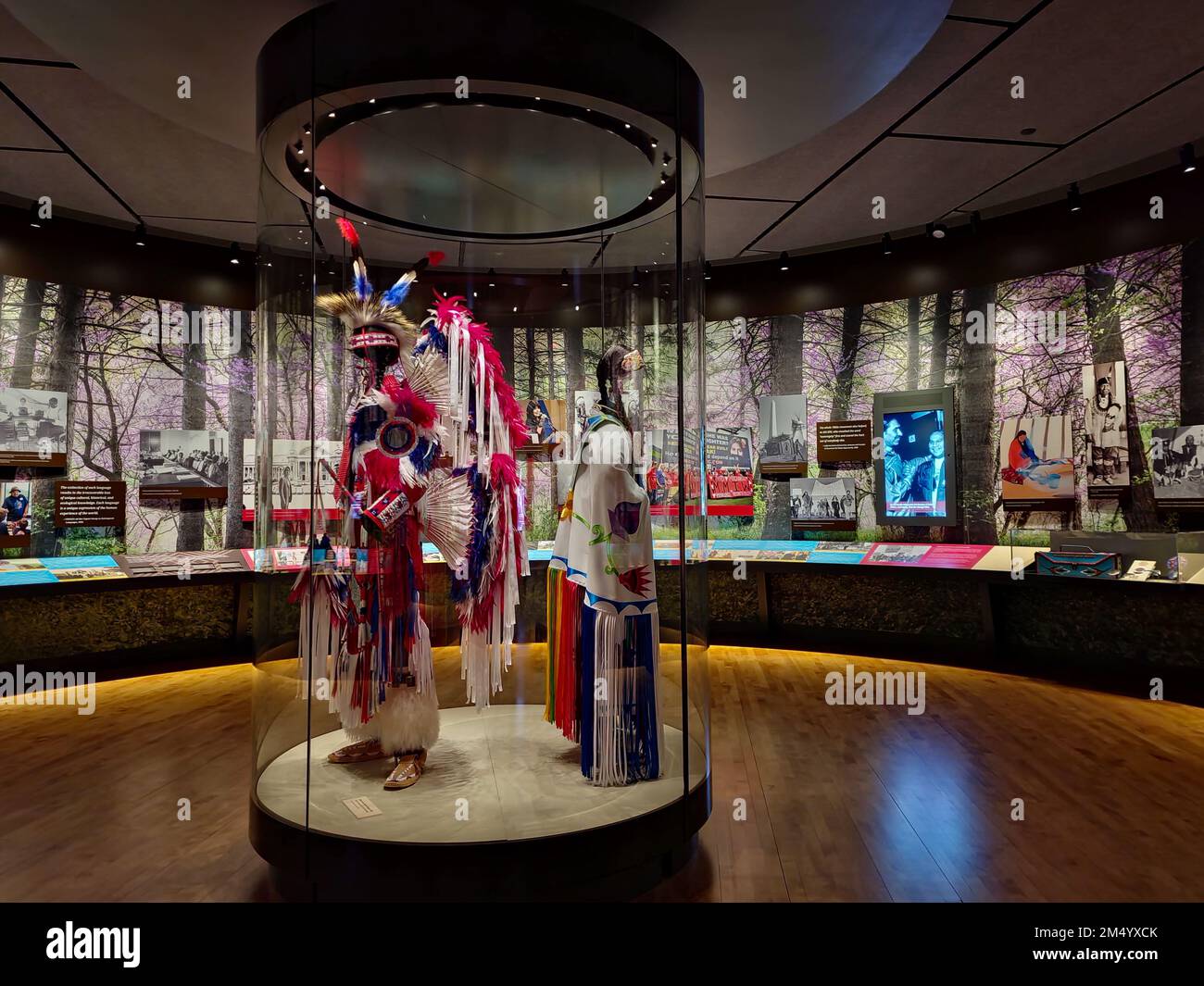 Powwow régalia, danseuse de fantaisie rouge, blanche et bleue, et vêtements de pouwow en châle fantaisie pour femme exposés au First Americans Museum d'Oklahoma City Banque D'Images