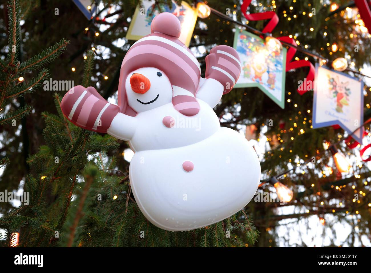 SAINT-PÉTERSBOURG, RUSSIE - 20 DÉCEMBRE 2022 : bonhomme de neige jouet arbre de Noël sur le nouvel an gros plan arbre Banque D'Images