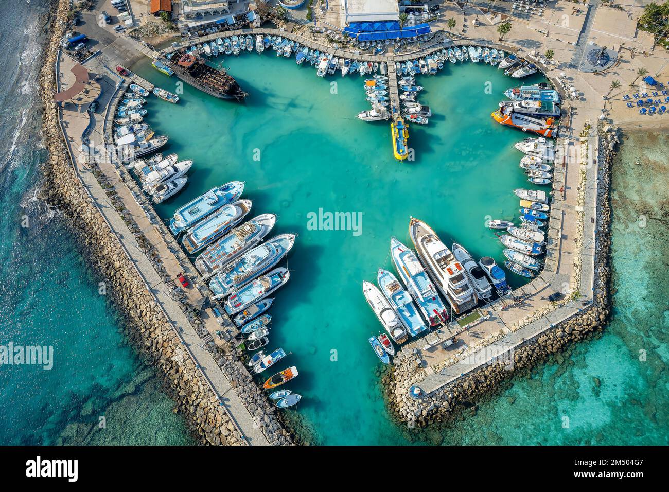 Paysage avec le port d'Ayia Napa, Chypre Banque D'Images