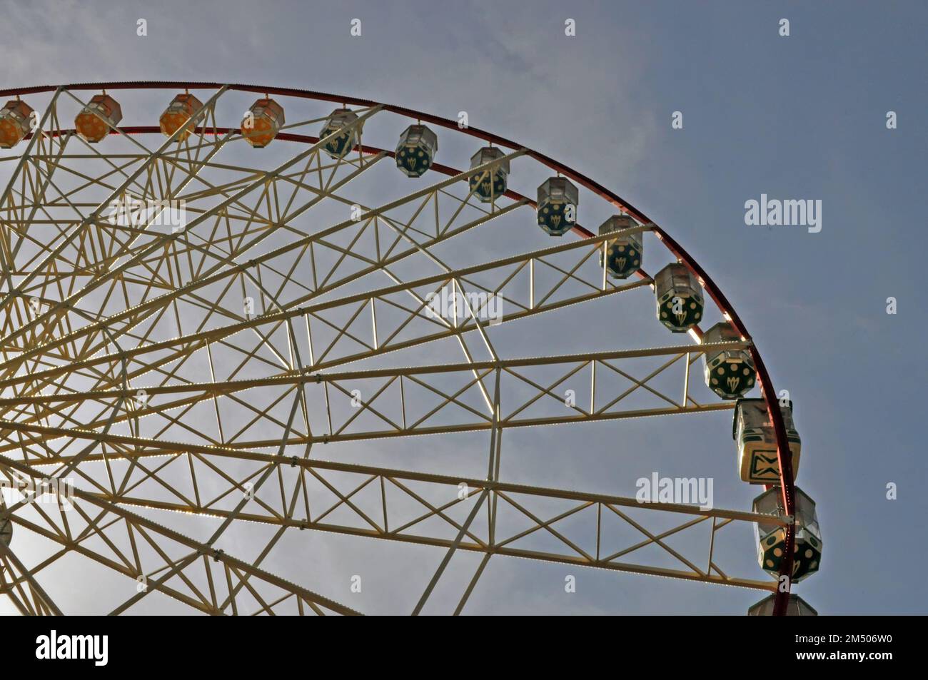 Ferris Wheel fragment, Kharkiv, Gorky Park. Attraction contre le ciel. Banque D'Images