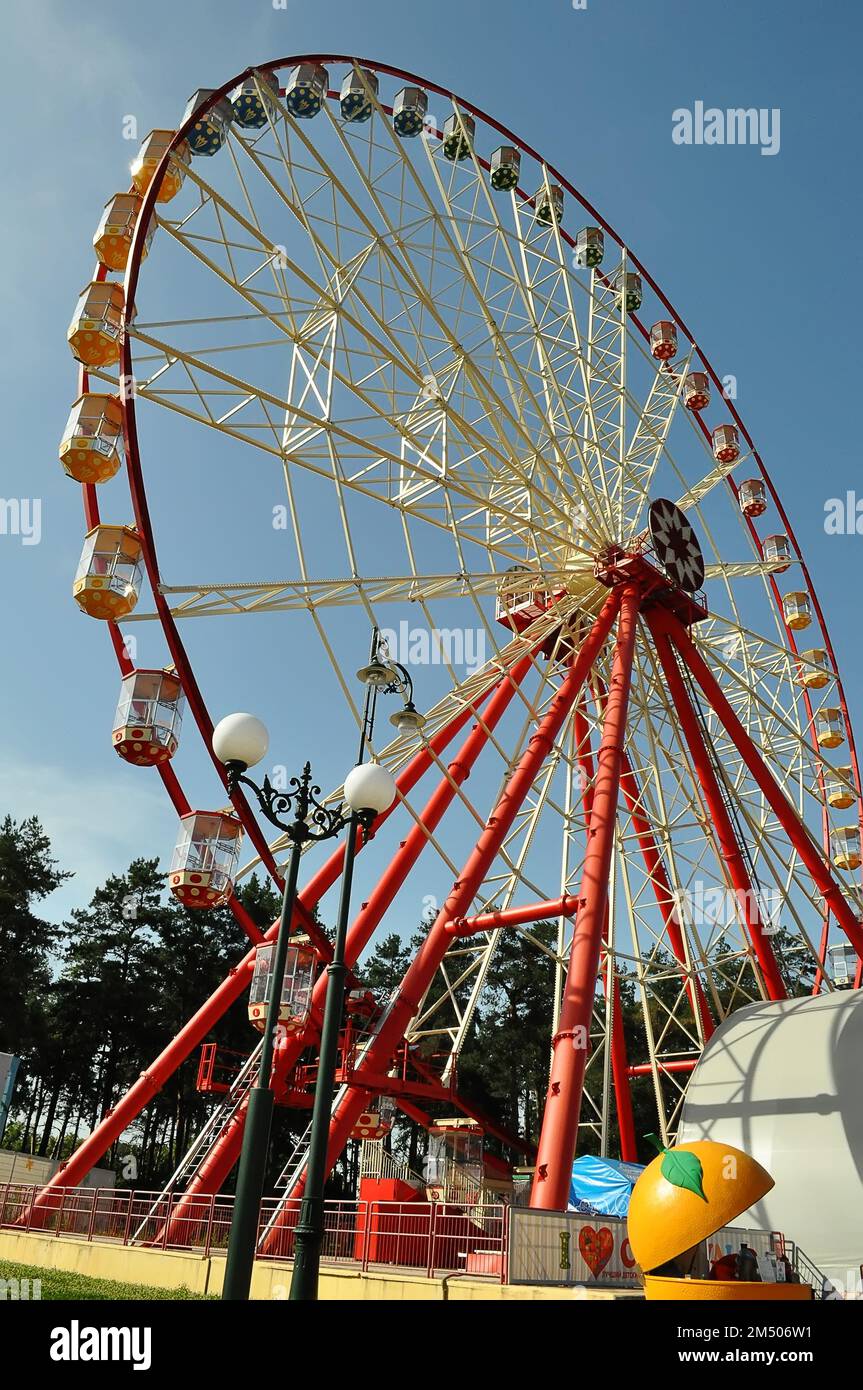 Grande roue à Kharkiv, Gorky Park, vacances en famille le week-end. Banque D'Images
