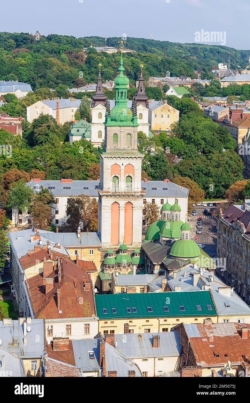 Lviv, Ukraine. 2 septembre 2014. Vue panoramique sur Lviv depuis l'hôtel de ville. La partie historique de la ville avec de vieilles maisons et une église Banque D'Images