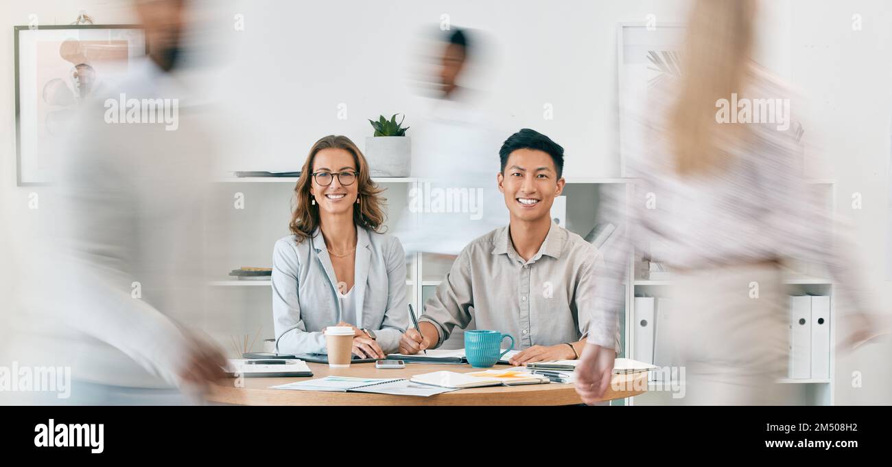 Travail d'équipe, portrait ou gens d'affaires dans un bureau occupé qui ...
