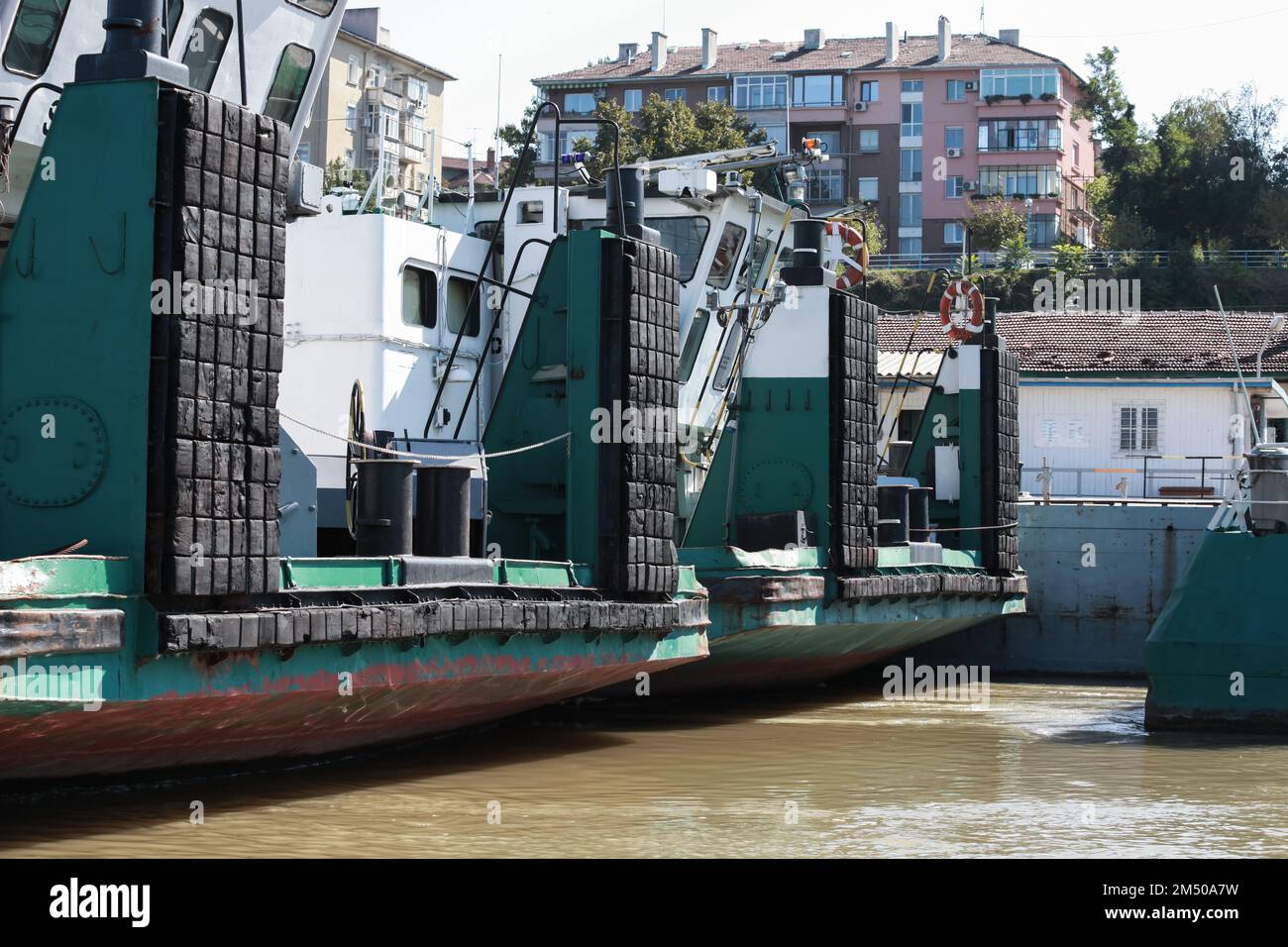 Pare-chocs en caoutchouc montés sur des arceaux de pousseurs sur le Danube. Port Ruse, Bulgarie. Ce type de bateau est conçu pour pousser des barges ou des flotteurs de voiture Banque D'Images