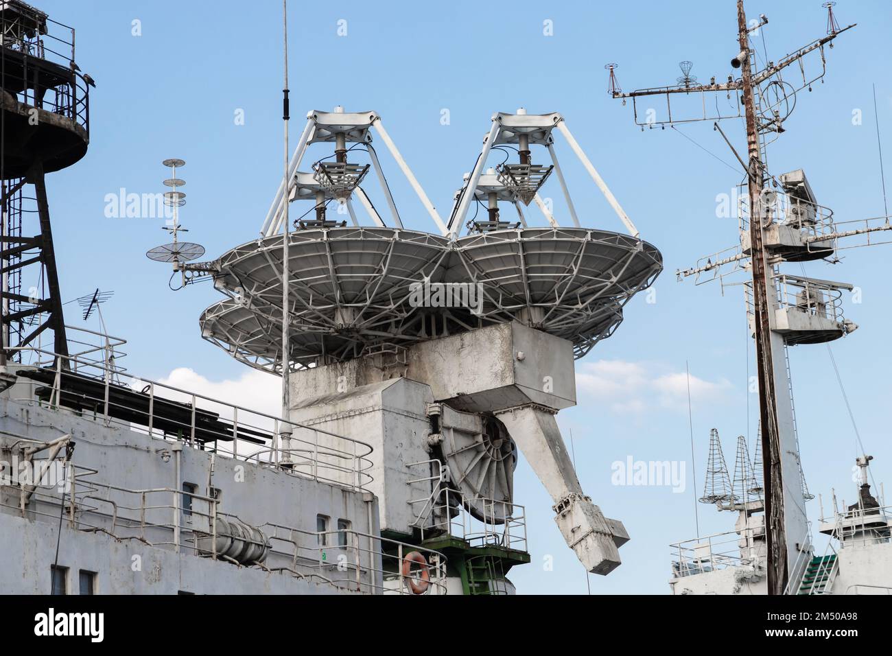 Antenne satellite sur le pont supérieur d'un navire de la marine blanche Banque D'Images