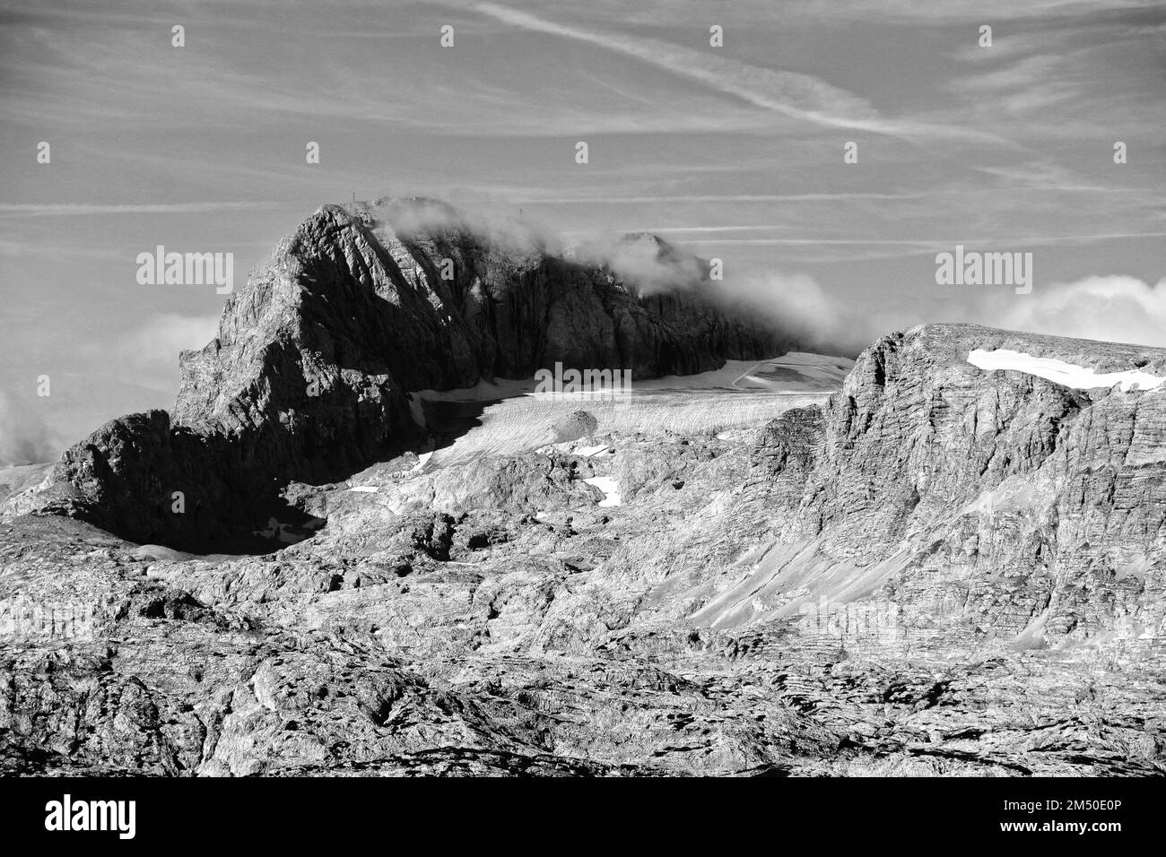 Un cliché noir et blanc du majestueux glacier de Dachstein recouvert de neige dans les Alpes autrichiennes Banque D'Images