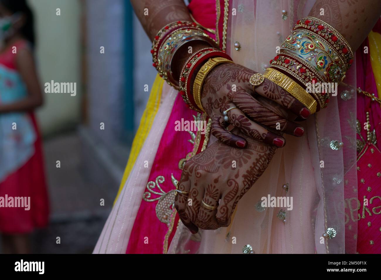 Tatoué(mehndi, henné) main de femme indienne, mariée avec des bijoux tels que bracelets, anneaux pendant le festival, mariage, forcé, arrangé, inter caste, amour Banque D'Images