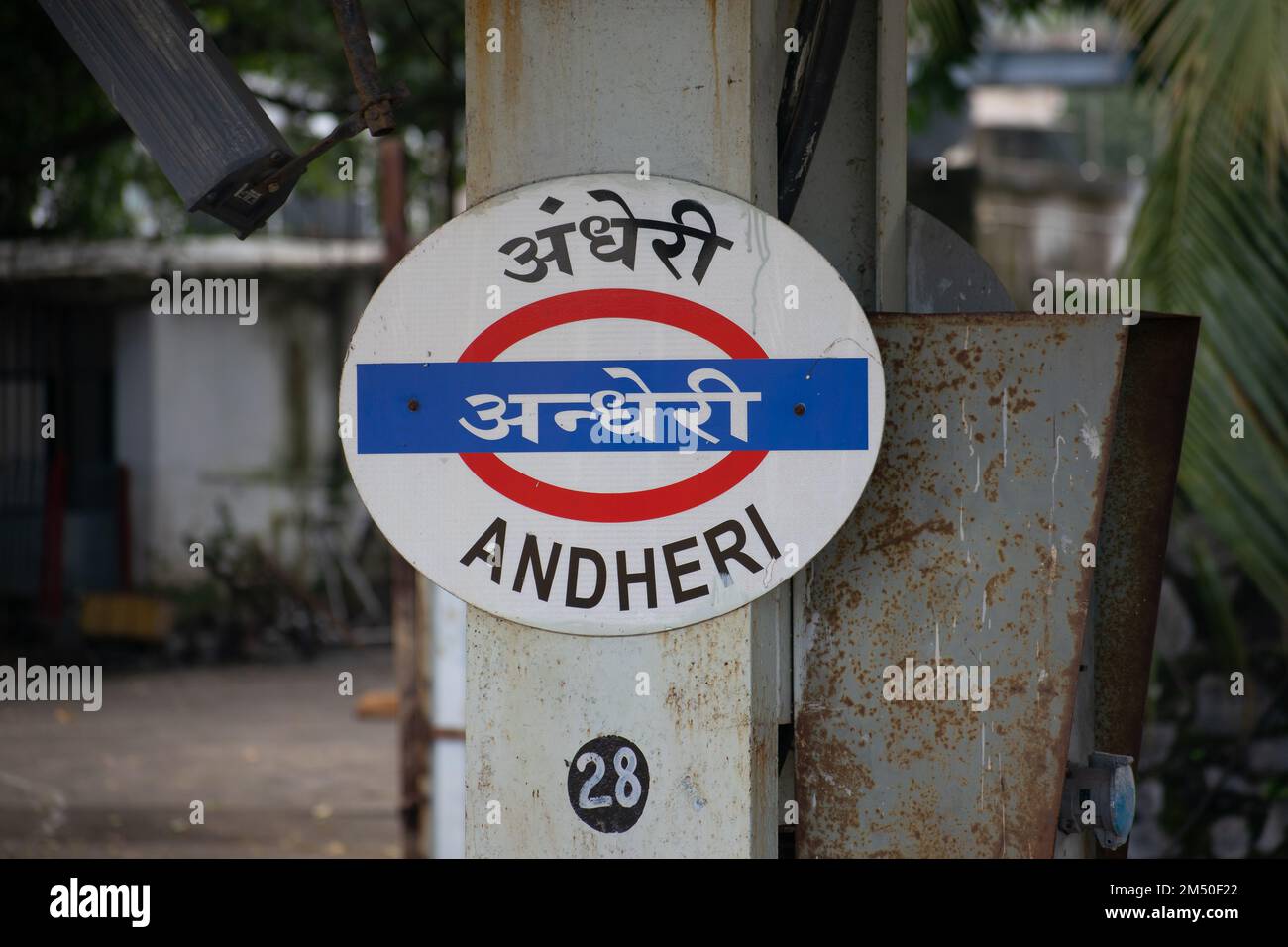 Mumbai, Inde - 26 septembre 2021, plate-forme, plaque signalétique à la gare d'Andheri (chemin de fer de l'ouest) écrit en hindi, Marathi et anglais. Banque D'Images