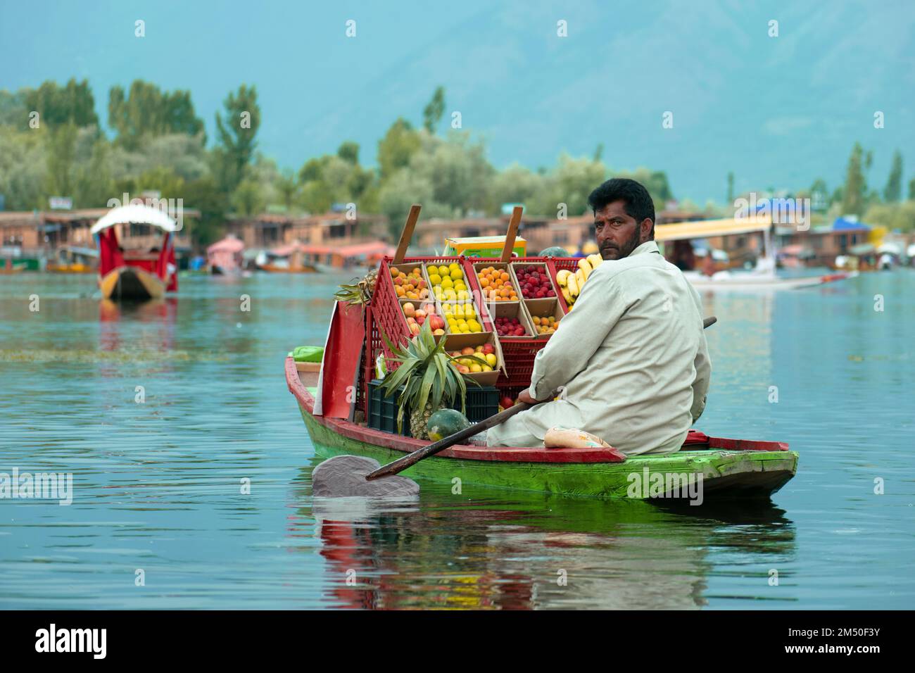 Lac Dal, Srinagar - 21 juillet 2019 Une belle photo d'un homme pagayant un bateau et vendant des fruits dans le lac Dal qui est une attraction touristique comme il est un m Banque D'Images