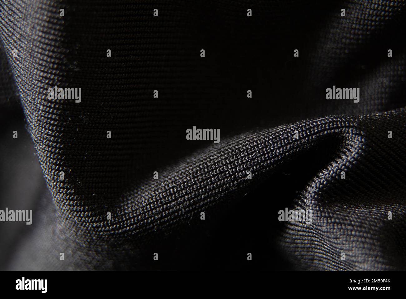 tissu noir froissé en gros plan sur l'arrière-plan Banque D'Images