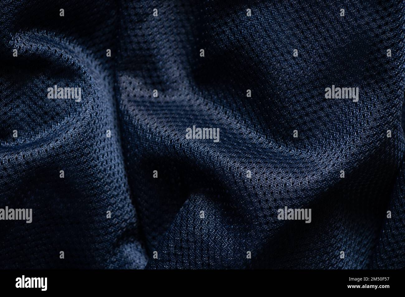 tissu bleu foncé froissé en gros plan sur l'arrière-plan Banque D'Images