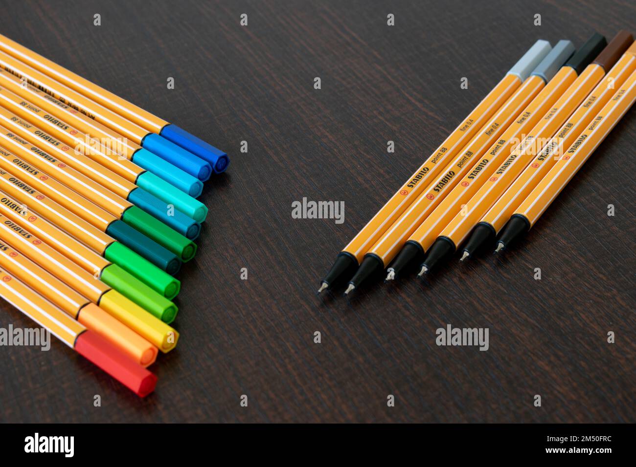 Photo de stylos colorés à 88 points conçus par Stabilo avec un livre blanc vierge pour l'étude, l'art, la journalisation, le journal, le journal à puces, planificateur, drawi Banque D'Images