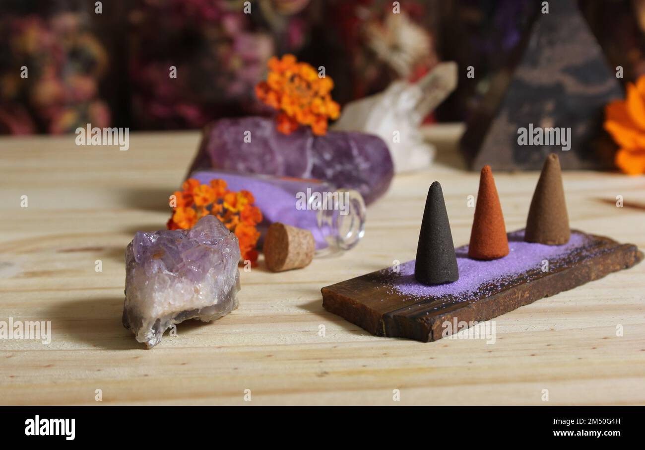 Cônes d'Encens sur dalle de pierre avec cristaux de roche et fleurs Photo  Stock - Alamy
