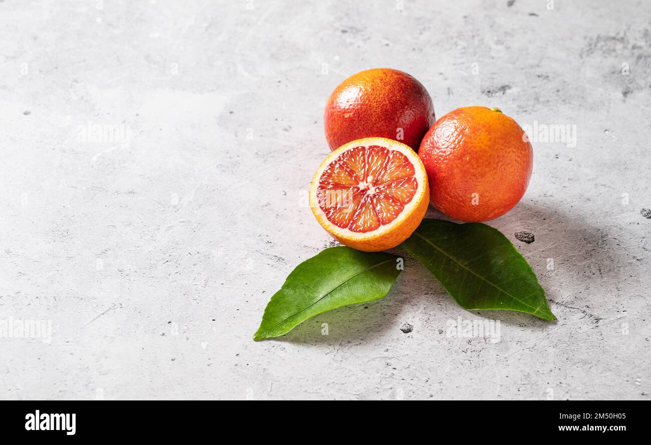 Oranges rouges siciliennes juteuses sur fond de béton gris. Vue de dessus et espace de copie. Banque D'Images Oranges rouges siciliennes juteuses sur fond de béton gris. Vue de dessus et espace de copie. Banque D'Images