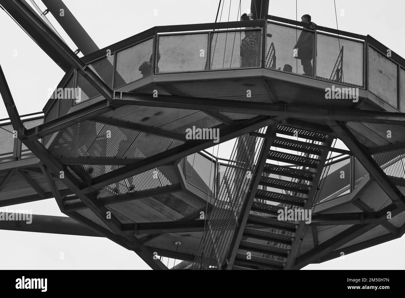 Une échelle de gris de Tetrahedron, terrasse d'observation accessible Emscherblick en forme de pyramide sur le slagheap Banque D'Images