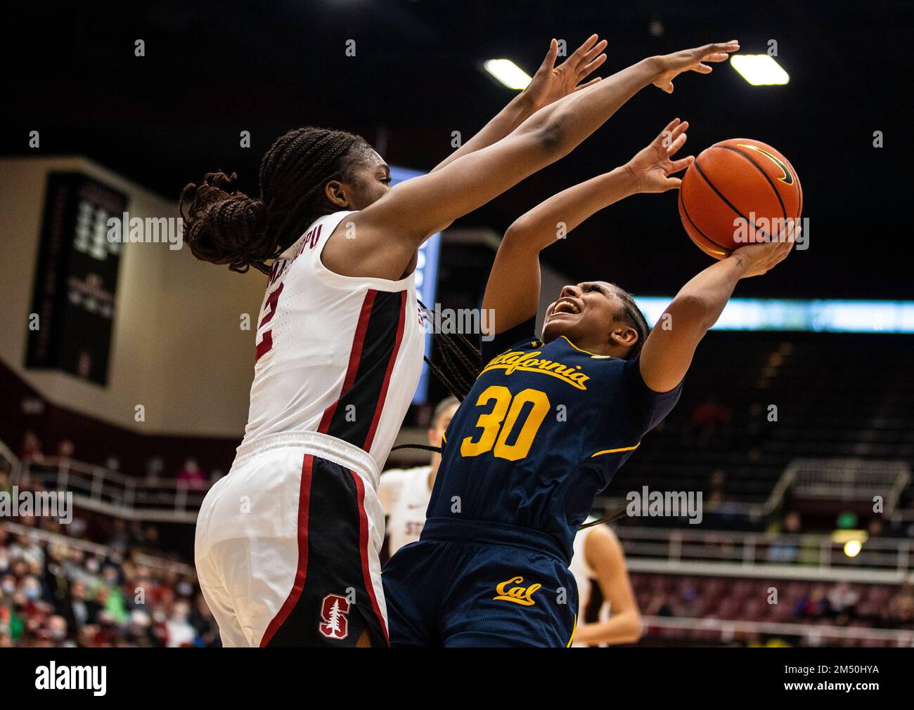 23 décembre 2022 Palo Alto, CA États-Unis Jayda Curry, garde californienne  (30), va au basket-ball pendant le match NCAA Women's Basketball entre le  Cardinal de Stanford et les Golden Bears de Californie.