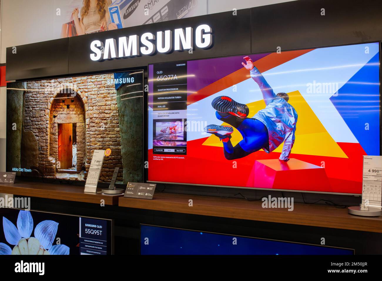 Les téléviseurs Samsung sont exposés à l'intérieur du magasin d'électronique. Minsk, Biélorussie, 2023 Banque D'Images