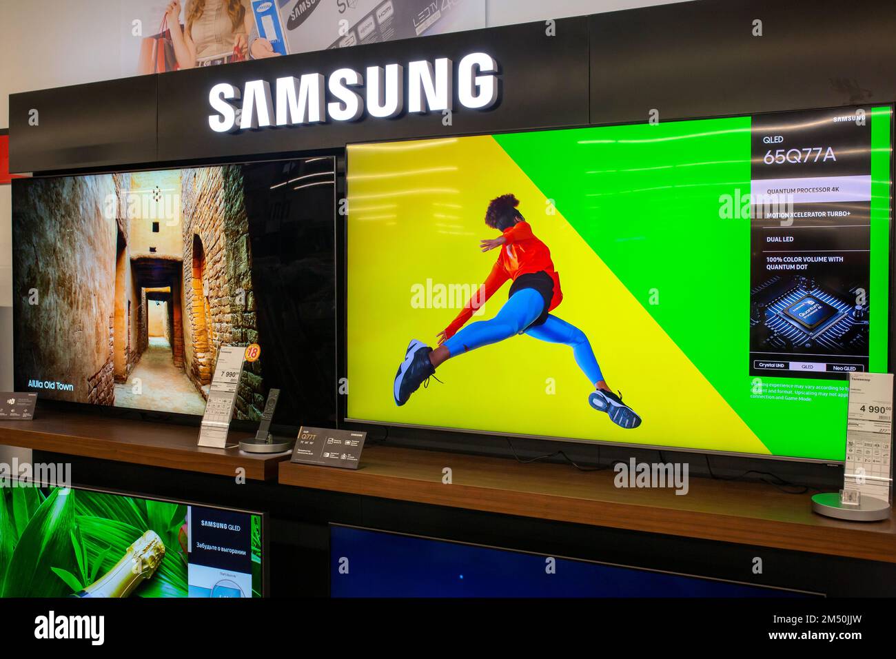 Les téléviseurs Samsung sont exposés à l'intérieur du magasin d'électronique. Minsk, Biélorussie, 2023 Banque D'Images