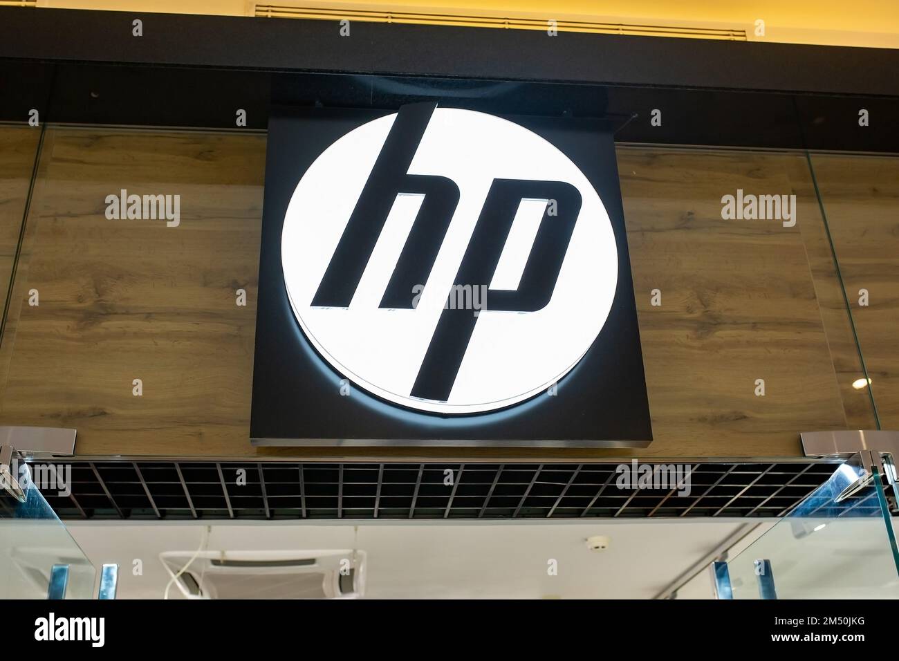 HP, Hewlett Packard Store. Panneau portant le logo de la marque HP au-dessus de l'entrée du magasin. Minsk, Biélorussie - février 2022 Banque D'Images
