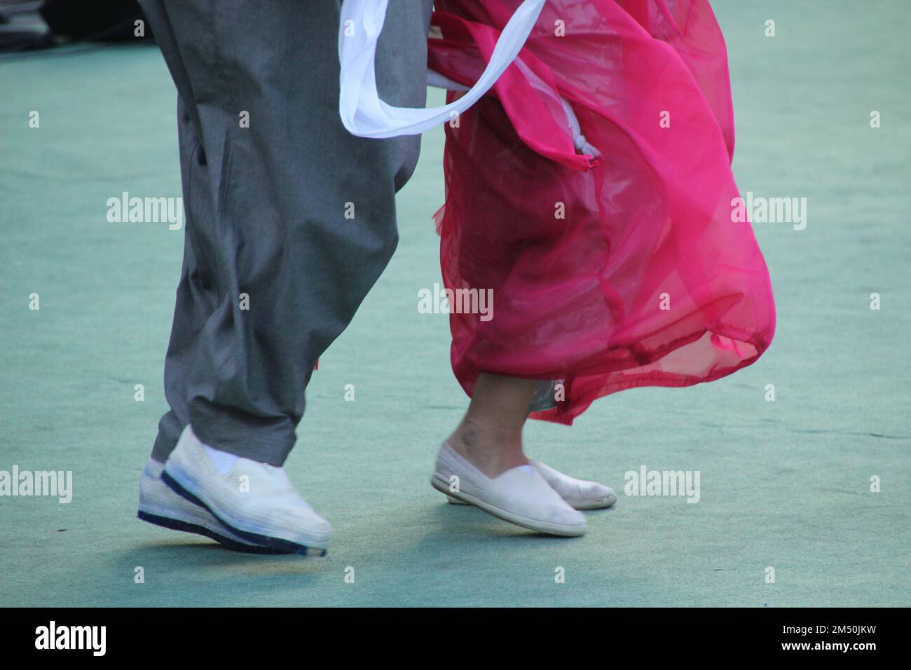 Photo en petit angle de personnes portant des vêtements traditionnels tout en dansant une danse folklorique marocaine Banque D'Images