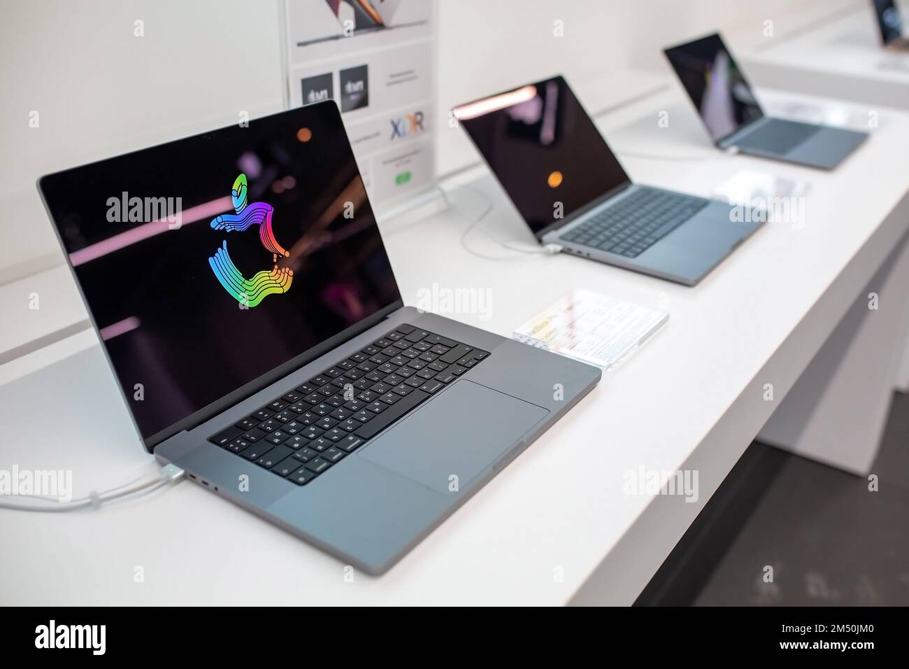 Vente du nouveau MacBook Apple dans l'Apple Store officiel. Minsk, Biélorussie - février 2022 Banque D'Images