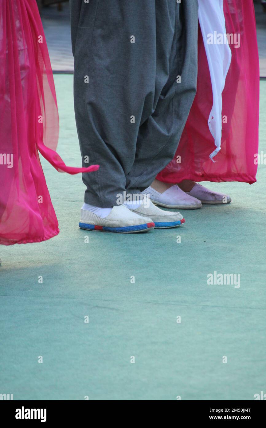 Photo en petit angle de personnes portant des vêtements traditionnels tout en dansant une danse folklorique marocaine Banque D'Images
