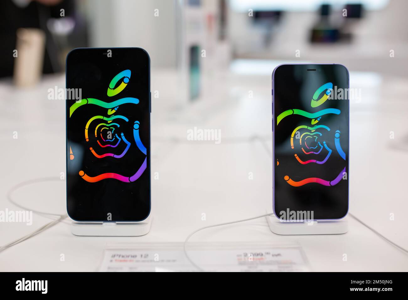 Apple iPhone 12 et Apple iPhone se avec le logo Apple à l'écran sont vendus dans l'Apple Store. Minsk, Biélorussie - février 2022 Banque D'Images