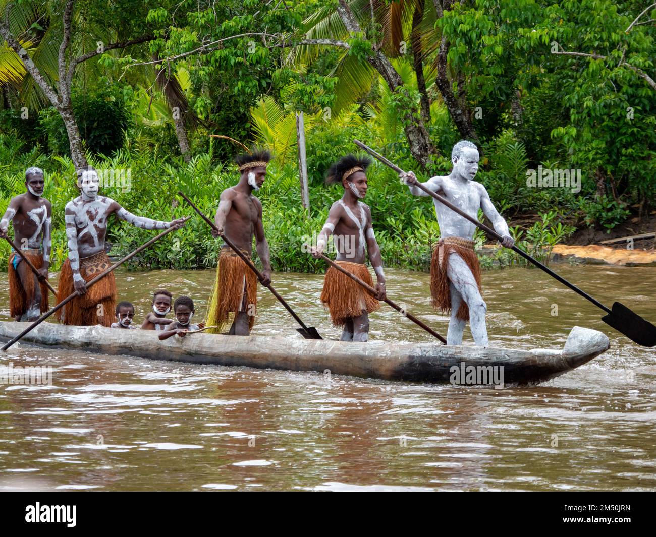 Bienvenue en canoë au Village PEM dans la région d'Asmat, en Papouasie-du-Sud, en Indonésie Banque D'Images