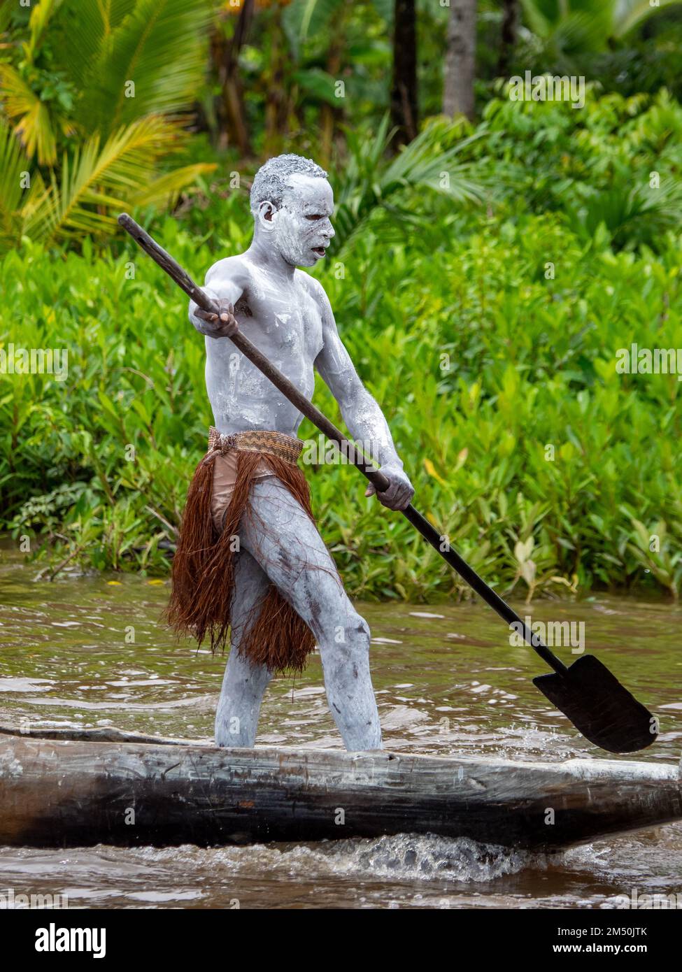 Bienvenue en canoë au Village PEM dans la région d'Asmat, en Papouasie-du-Sud, en Indonésie Banque D'Images