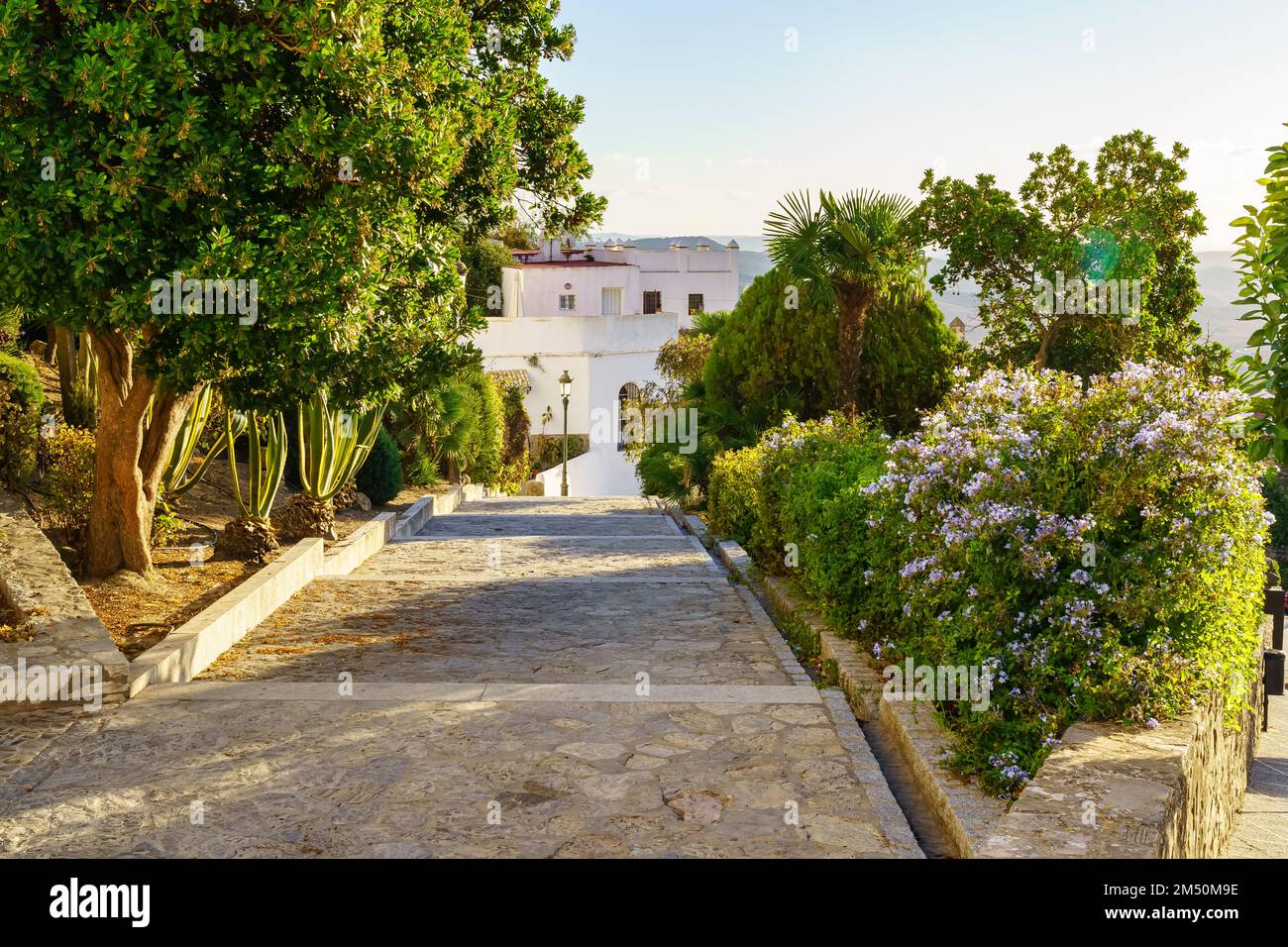 Jardins arabes avec des rues à flâner dans le beau village blanc de Medina Sidonia, Cadix. Banque D'Images