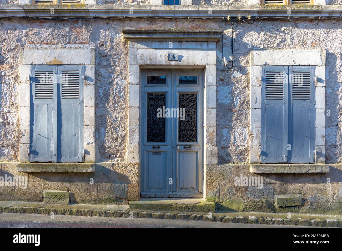 Vieux volets et porte avec peinture bleue à l'écaillage dans la ville de Sancerre, pris un jour ensoleillé de printemps, Bourgogne, France Banque D'Images