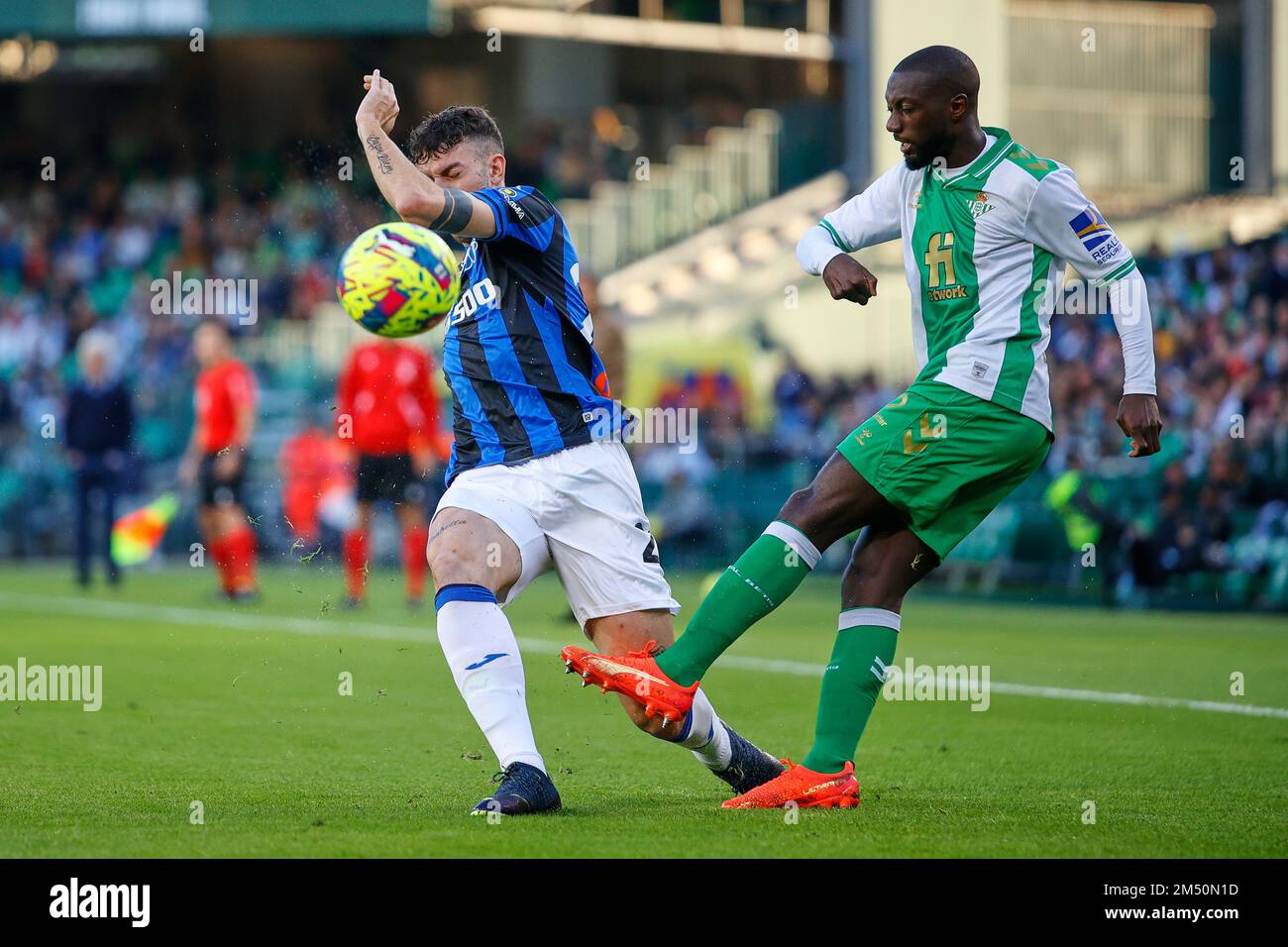 Séville, Espagne. 23rd décembre 2022. Matteo Ruggeri (22) d'Atalanta et Youssouf Sabaly (23) de Real Betis vu pendant le football amical entre Real Betis et Atalanta à l'Estadio Benito Villamarin à Séville. (Crédit photo : Gonzales photo/Alamy Live News Banque D'Images