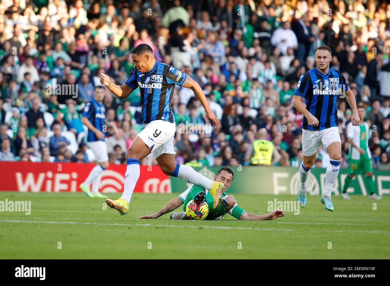 Séville, Espagne. 23rd décembre 2022. Luis Muriel (9) d'Atalanta et Andres Guardado (18) de Real Betis vu pendant le football amical entre Real Betis et Atalanta à l'Estadio Benito Villamarin à Séville. (Crédit photo : Gonzales photo/Alamy Live News Banque D'Images