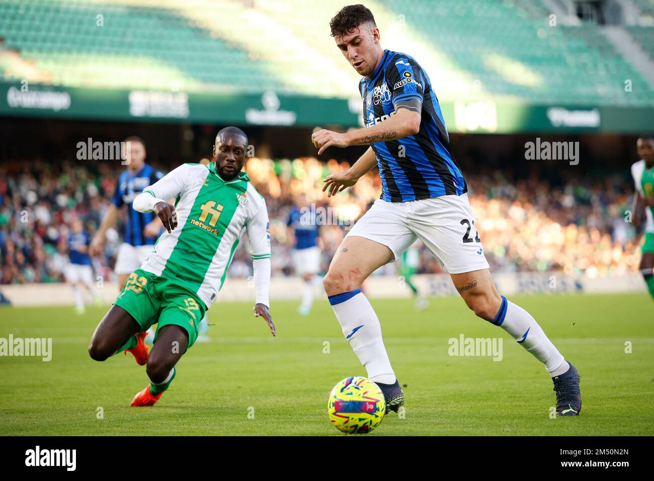 Séville, Espagne. 23rd décembre 2022. Matteo Ruggeri (22) d'Atalanta vu pendant le football amical entre Real Betis et Atalanta à l'Estadio Benito Villamarin à Séville. (Crédit photo : Gonzales photo/Alamy Live News Banque D'Images