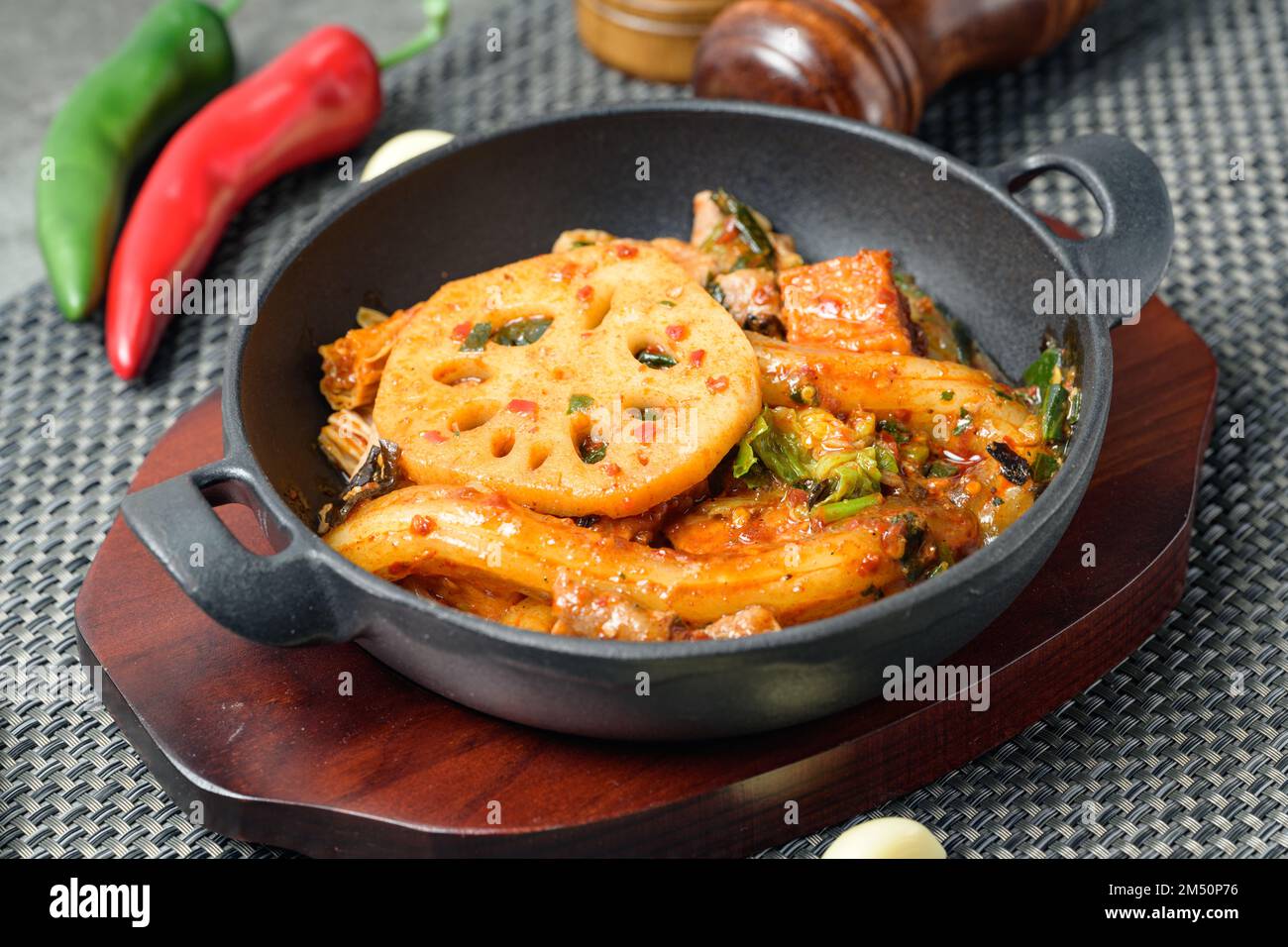 Mala xiang guo, marmite chinoise épicée sautée : fortement aromatisée à mala, elle contient souvent de la viande et des légumes, et a un goût salé et épicé. Banque D'Images