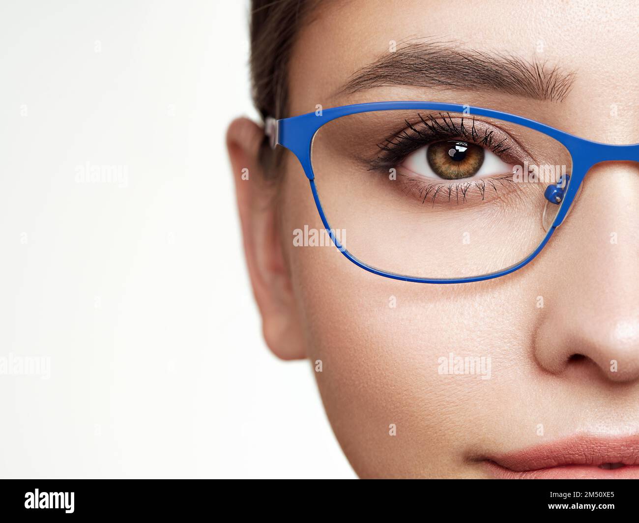 Femme aux longs cils en lunettes. La correction de la vision. Mauvaise vue. Spectacle cadre. Maquillage, cosmétiques, beauté. Close up, macro Banque D'Images