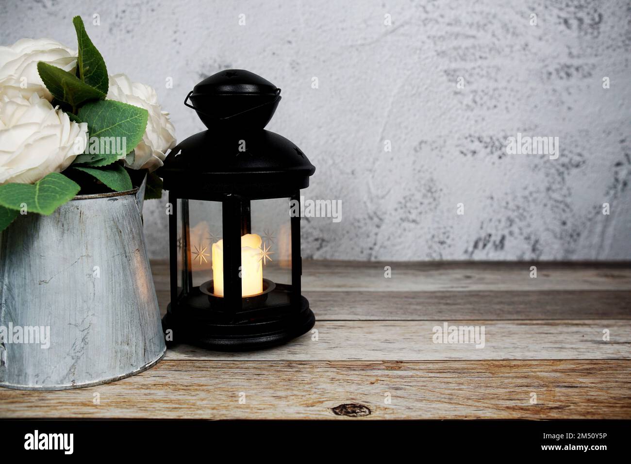 Lanterne noire avec bougie LED décoration d'intérieur sur fond de bois  Photo Stock - Alamy