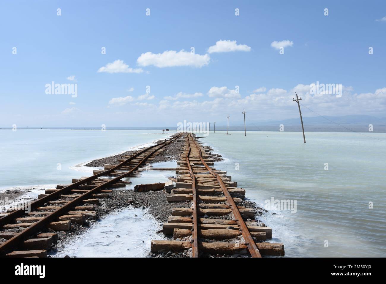 Un vieux chemin de fer à Chaka Salt Lake, dans le comté d'Ulan, en Chine Banque D'Images