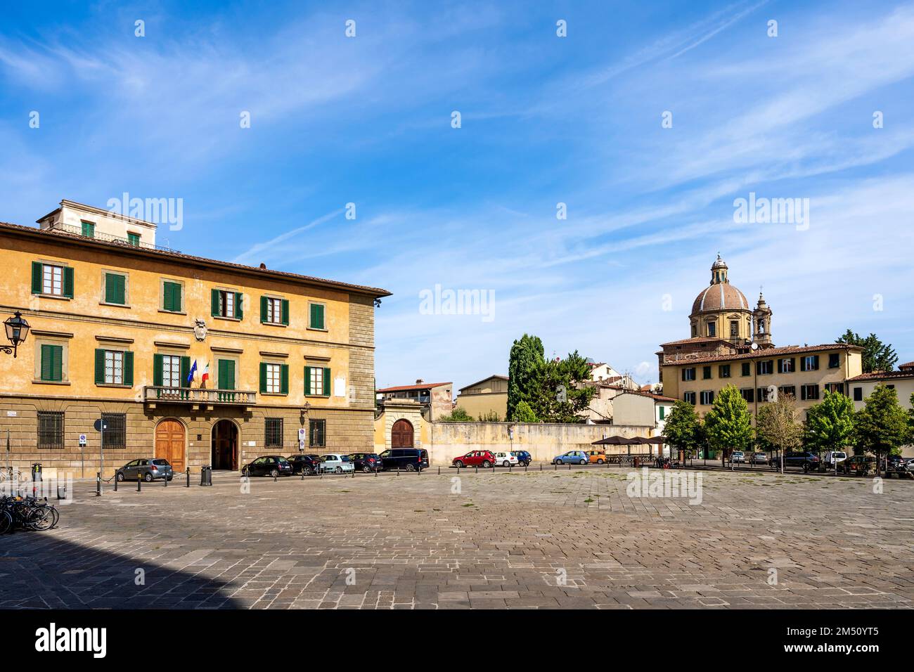 La place de Santa Maria del Carmine dans le quartier de San Frediano, Florence, Toscane, Italie, avec la Chiesa del Cestello en arrière-plan. Banque D'Images