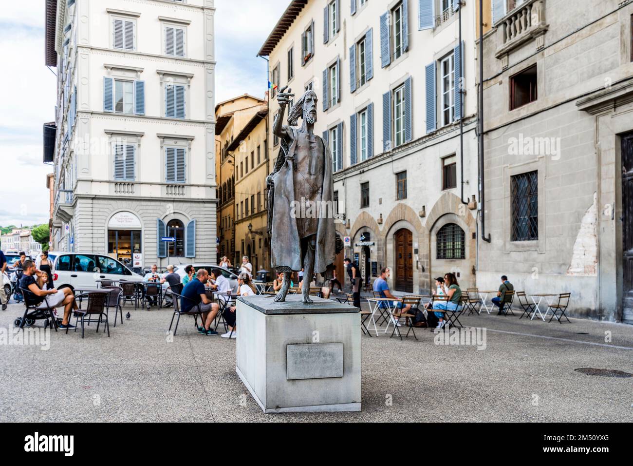 Statue en bronze de Saint Jean-Baptiste réalisée par le sculpteur Giuliano Vangi, quartier Oltrarno, centre-ville de Florence, Toscane, Italie Banque D'Images