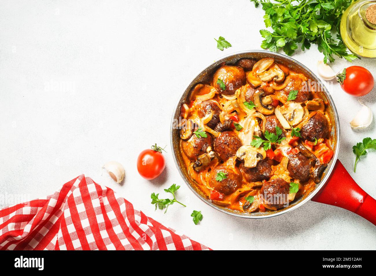 Boulettes de viande avec champignons dans une poêle à frire, sauce tomate. Banque D'Images
