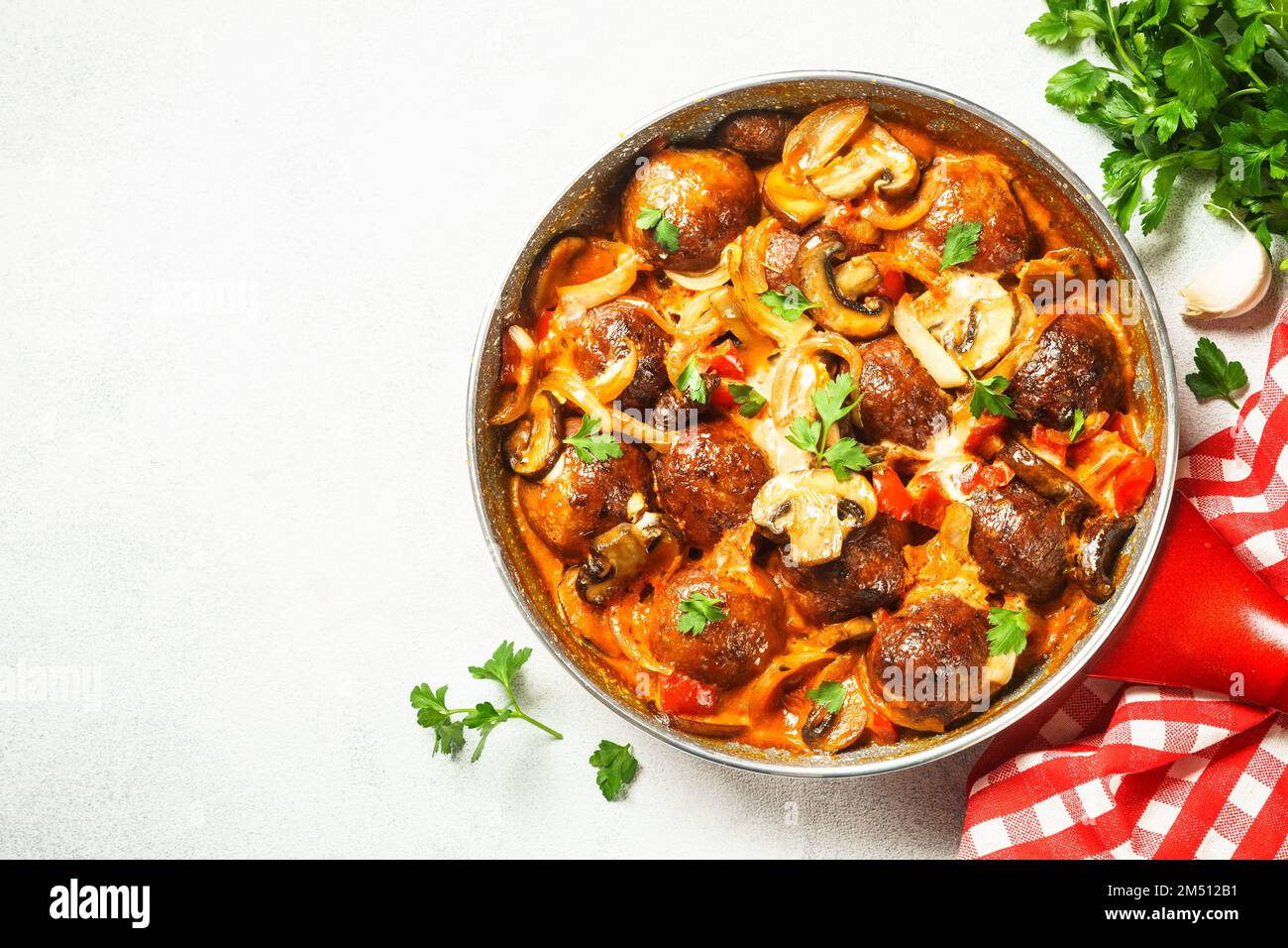 Boulettes de viande avec champignons dans une poêle à frire, sauce tomate. Banque D'Images