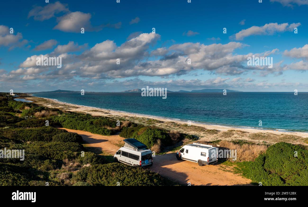 Vue sur deux camping-cars garés sur une plage isolée dans le nord de la Sardaigne Banque D'Images